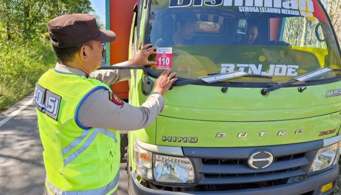 Polsek Madang Suku I Gencarkan Sosialisasi Layanan Darurat 110 Melalui Pemasangan Banner dan Stiker