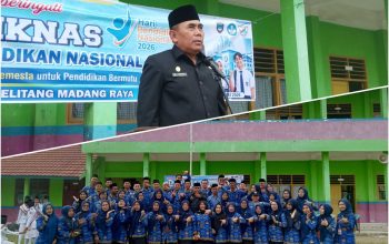 Kadisdikbud OKU Timur Turun ke Sekolah, Gaungkan Semangat Pendidikan Berbasis Keteladanan di Hardiknas 2026