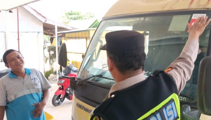 Dekatkan Pelayanan ke Masyarakat, Polsek Madang Suku I Masifkan Pemasangan Banner dan Stiker “Layanan 110”