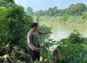 Monitoring Debit Air Sungai Komering, Polsek BP Peliung Pastikan Kondisi Pemukiman Warga Tetap Aman