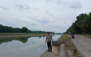 Polsek BP Peliung Lakukan Pemantauan Debit Sungai Komering, Pastikan Kondisi Pemukiman Warga Tetap Aman