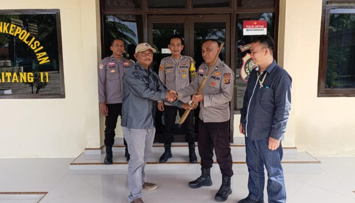 Kades Karang Jaya Serahkan Senpi Rakitan ke Polsek Belitang II, Dukung Operasi Senpi Musi 2026