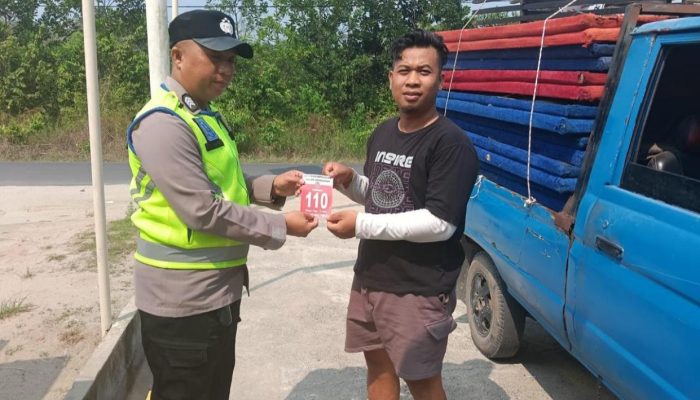 Polsek Madang Suku I Pasang Banner dan Stiker Layanan Polisi 110, Mudahkan Masyarakat Akses Bantuan