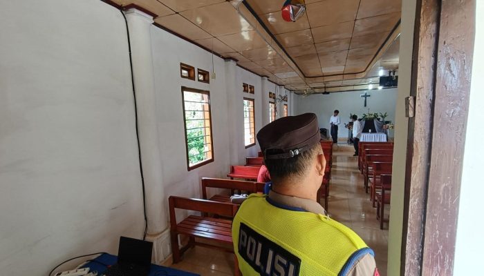 Polsek Madang Suku I Berikan Pengamanan Ibadah Minggu Kasih di Gereja GKSBS Harjomulyo