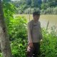 Polsek Buay Pemuka Peliung Pantau Debit Sungai Komering, Pastikan Kondisi Pemukiman Warga Tetap Aman