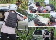 Bhabinkamtibmas Polsek Madang Suku I Sigap Bantu Evakuasi Mobil yang Keluar Jalur di Madang Suku I