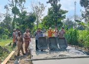 Bhabinkamtibmas Hadiri Trial Pembangunan Jalan Cor Dana Desa Tahap II di Desa Sribantolo