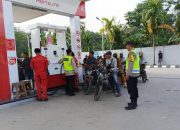 Personel Polsek Madang Suku I Pastikan Ketersediaan Pertalite di SPBU Tebing Sari Tetap Aman
