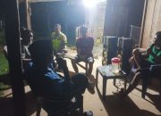 Aipda Saleh Sambangi Warga pada Malam Hari, Sampaikan Pesan Kamtibmas di Wilayah Polsek Madang Suku I