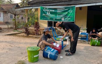 KKN 11 UNUHA Hadirkan Kotak Sampah Terpilah, Dorong Warga Suka Mulya Peduli Kebersihan