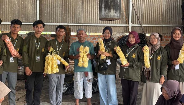 Branding Kemasan Jadi Langkah Baru, Mahasiswa KKN UNUHA Dampingi UMKM Kerupuk Desa Cahya Maju Naik Kelas
