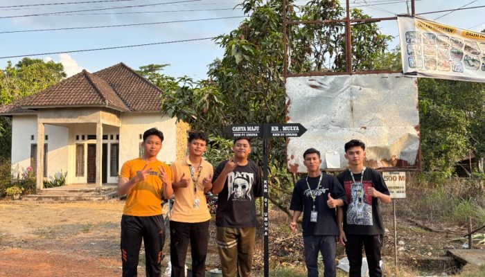 Mahasiswa KKN UNUHA Bangun Plang Petunjuk Arah, Permudah Akses Pengguna Jalan di Desa Cahya Maju