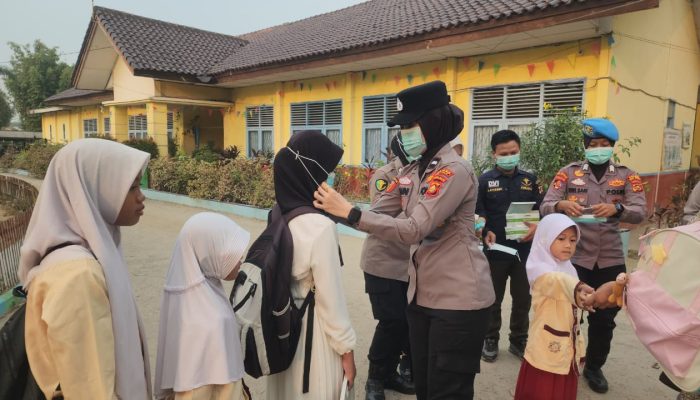 Cegah Paparan Debu dan Asap Karhutla, Polres OKU Timur Bagikan Masker untuk Pelajar
