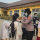 Cegah Paparan Debu dan Asap Karhutla, Polres OKU Timur Bagikan Masker untuk Pelajar