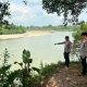 Personel Polsek BP Peliung Pastikan Kondisi Sungai Komering Aman Lewat Monitoring Debit Air