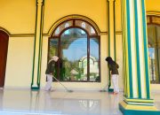 KKN 11 UNUHA Gerakkan Jumat Bersih, Masjid di Desa Suka Mulya Dibersihkan Rutin