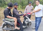 Semarak HUT ke-81 RI, Polsek Madang Suku I Bagikan Bendera Merah Putih kepada Pengendara