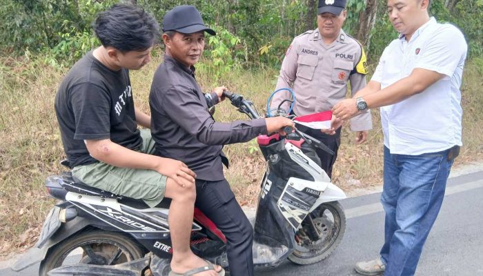 Semarak HUT ke-81 RI, Polsek Madang Suku I Bagikan Bendera Merah Putih kepada Pengendara