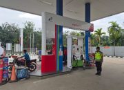 Pastikan Pelayanan Berjalan Aman, Aiptu Zulkarnain Lakukan Pengecekan SPBU di Madang Suku I