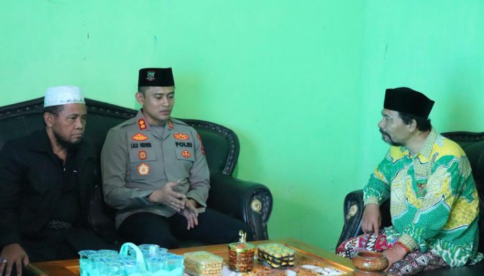 Kapolres OKU Timur Perkuat Sinergi dengan Tokoh Agama, Kunjungi Kediaman Ketua NU