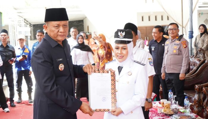 Bupati OKU Timur Lantik Eniyana sebagai Kepala Desa Way Halom Hasil PAW