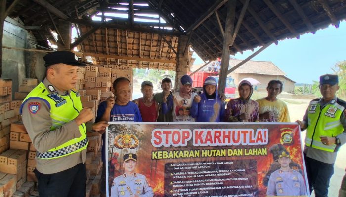 Cegah Karhutla, Polsek Belitang I Gencarkan Sosialisasi dan Pasang Spanduk Larangan