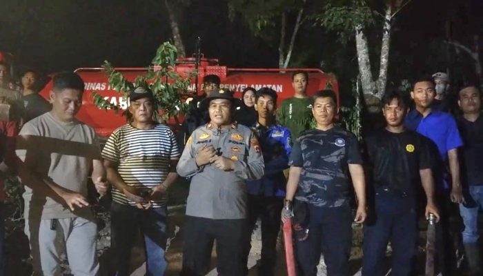 Respons Cepat Laporan Warga, Polsek Madang Suku II Padamkan Kebakaran Lahan di Kota Negara