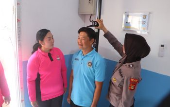 Peduli Kesehatan Petugas SPPG, Ketua Bhayangkari OKU Timur Gelar Pemeriksaan dan Bagikan Masker