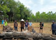 Hotspot Terdeteksi di Karya Maju, Polsek Belitang III Turun Langsung Padamkan Api