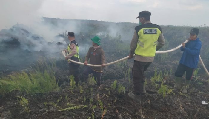 Polsek Cempaka Bergerak Cepat Padamkan Karhutla, 4 Hektare Lahan Gambut PT GNS Terbakar