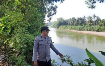 Antisipasi Banjir, Polsek BP Peliung Pantau Debit Sungai Komering di Permukiman Warga
