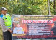 Cegah Karhutla, Polsek Madang Suku I Pasang Banner Sosialisasi Ancaman Pidana