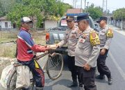 Polsek Madang Suku I Tebar Kepedulian, Bagikan 10 Paket Makanan kepada Warga