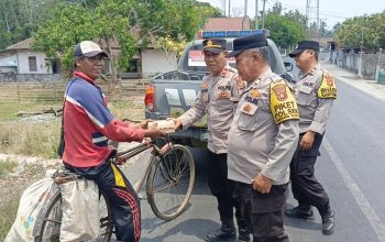 Polsek Madang Suku I Tebar Kepedulian, Bagikan 10 Paket Makanan kepada Warga