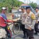 Polsek Madang Suku I Tebar Kepedulian, Bagikan 10 Paket Makanan kepada Warga