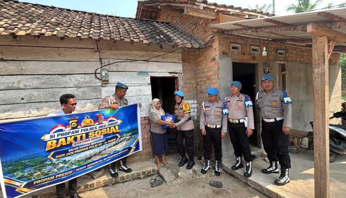 Sambut HUT Propam Polri ke-24, Sie Propam Polres OKU Timur Salurkan Sembako kepada Warga