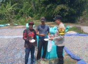 Wujudkan Kepedulian Sosial, Polsek Madang Suku I Berbagi Paket Makanan kepada Masyarakat