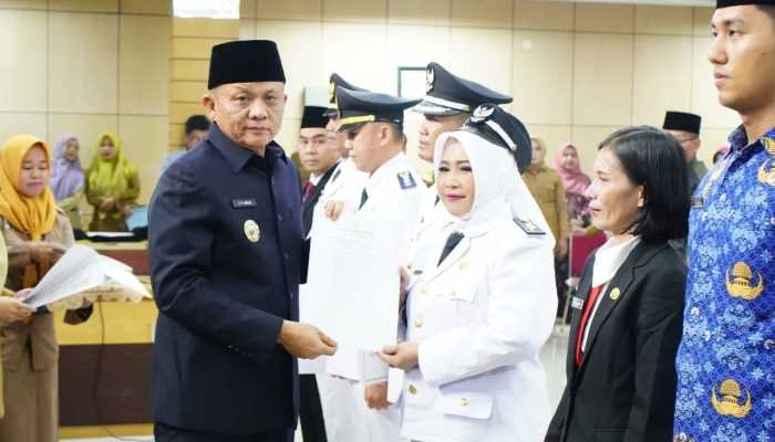 Lantik 64 Pejabat, Bupati Enos Tekankan Profesionalisme dan Kepemimpinan Berorientasi Solusi