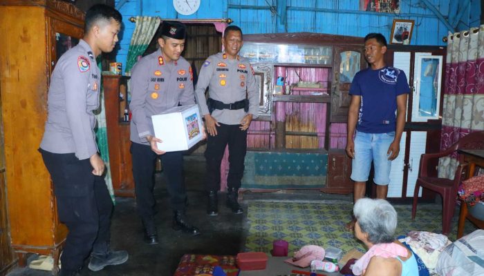 Berbagi Berkah di HUT Humas Polri ke-75, Polres OKU Timur Salurkan Puluhan Paket Sembako untuk Warga