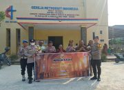 Jaga Kekhusyukan Umat Beribadah, Personel Polsek Belitang II Kawal Pengamanan Gereja Methodist Desa Kelirejo