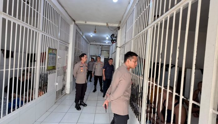 Pastikan Kebersihan dan Kesehatan, Kapolres OKU Timur Sidak Langsung Ruang Tahanan