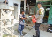 Polsek Madang Suku I Berbagi Makanan, Wujud Kepedulian Polisi kepada Masyarakat