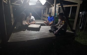 Perkuat Keamanan Lingkungan, Aipda Bobi Juanda Pantau Ronda Malam Warga di OKU Timur