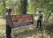 Cegah Kabut Asap, Polsek BP Peliung Pasang Spanduk Larangan Karhutla dan Beri Edukasi Sanksi Pidana ke Warga