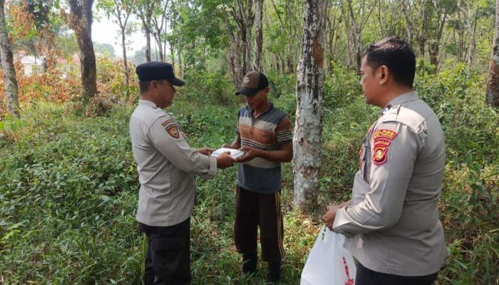 Peduli Sesama, Polsek Madang Suku I Gelar Aksi Sedekah dan Berbagi untuk Warga