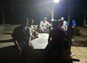 Perkuat Siskamling Warga, Bhabinkamtibmas Polsek Madang Suku I Sambangi Pos Ronda Dini Hari