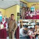 Ringankan Beban Pelajar, Polsek Semendawai Suku III Salurkan Bantuan Buku Tulis untuk Siswa Kurang Mampu